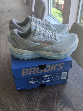 Brooks Women's Light Gray and Mint Athletic Running Shoes